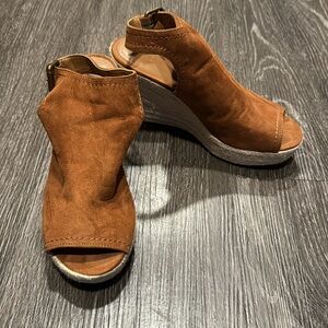 Universal Thread Brown Wedges